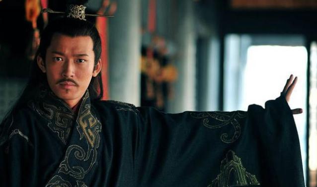 刘备虽然穷，但是家庭出身不比曹操差