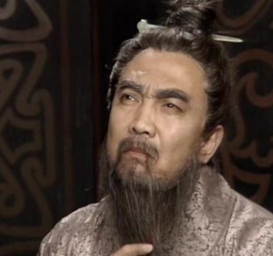 刘备虽然穷，但是家庭出身不比曹操差