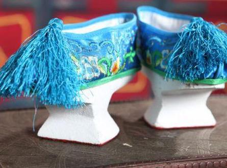 花盆底鞋穿起来那么的难受 为何清代的妃子们还是要穿呢