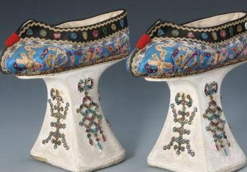 花盆底鞋穿起来那么的难受 为何清代的妃子们还是要穿呢