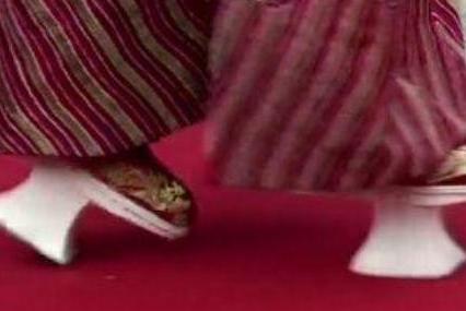 花盆底鞋穿起来那么的难受 为何清代的妃子们还是要穿呢