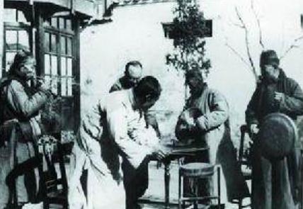 刘天华除了在乐曲上的成就外 更重要的是改良了二胡