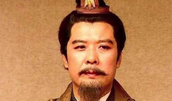 刘备一万兵马大胜曹操十万大军，曹操是主动放弃的吗