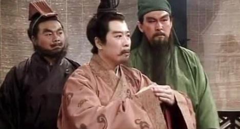 刘备一万兵马大胜曹操十万大军，曹操是主动放弃的吗