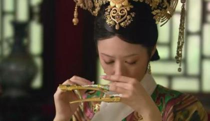 清朝的妃子上手的指甲套是用来做什么的 除了美还有什么原因