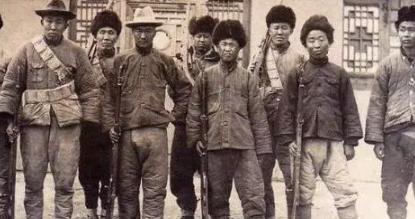 瑞典人到新疆寻宝，被5个土匪盯上，把测量仪器当大炮，差点气死