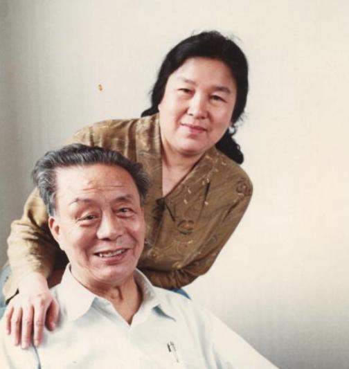 才华横溢的艾青,一辈子三次娶妻