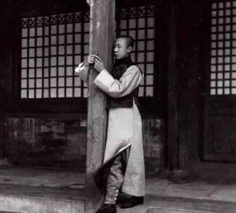 溥仪被逐出紫禁城的老照片，凌乱的龙床，行李拉了80多箱