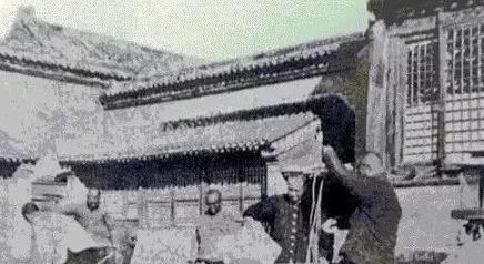 溥仪被逐出紫禁城的老照片，凌乱的龙床，行李拉了80多箱