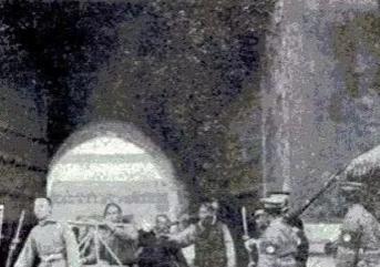 溥仪被逐出紫禁城的老照片，凌乱的龙床，行李拉了80多箱