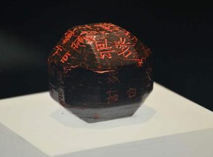 他是一个经历了三个不同朝代外戚的家族之一 他本来是美男子却因女儿出了名