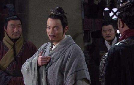 商鞅、张仪和范睢分别为秦国的崛起做了什么贡献