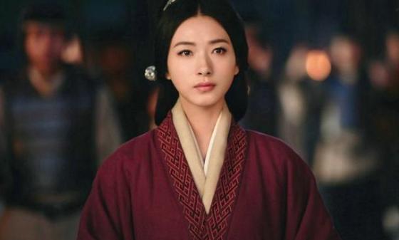 皇后跑来发牢骚，皇帝一听：立马将其赐死