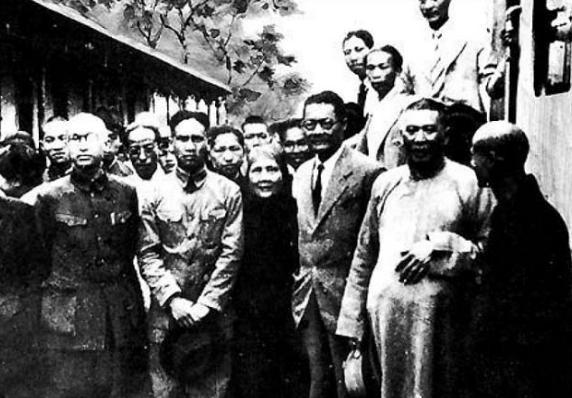 蚁光炎：从干苦力到亿万家产，抗日时期捐出5个亿