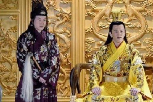 他历经三朝皇帝，扶立两朝皇帝成为一代名相