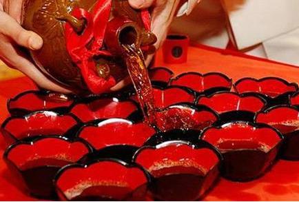 有关于女儿红的故事到底是什么样的 嫁女儿和酒有什么关系呢