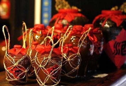 有关于女儿红的故事到底是什么样的 嫁女儿和酒有什么关系呢