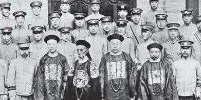 清朝第一贪官奕劻 他与和珅之间不相上下