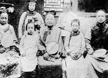 满清八旗制度中分别是哪八个 谁的地位最高呢