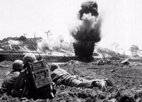 珍珠港事件爆发后 美国对日本进行了猛烈的报复