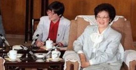 科拉松&middot;阿基诺：菲律宾历史上第一位女性总统