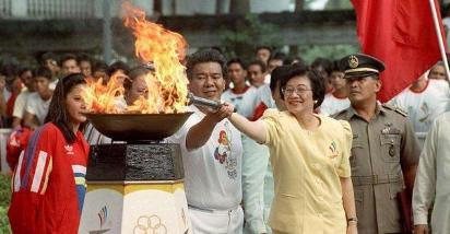 科拉松&middot;阿基诺：菲律宾历史上第一位女性总统