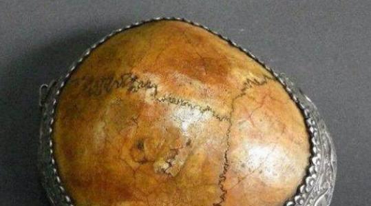 宋代最凄惨的君王,掘坟晾尸头颅被做成酒器,元朝皇帝用了90年?