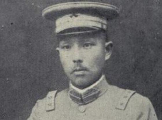 他收养孤女,长大后纳为小妾,最后却下令枪杀