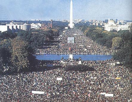 种族主义:一种自我中心的态度,认为种族差异决定人类社会历史和文化发展