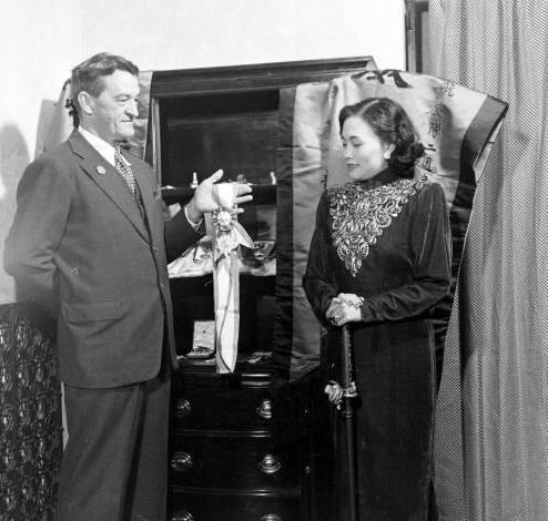 陈香梅与陈纳德的新婚照:曾遭家人反对 新郎比岳父还大三岁