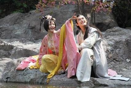 古代女子穿的很宽大还很长的衣服 难道就不怕托在地上弄脏吗