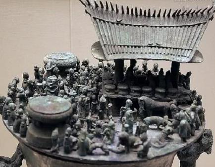 神秘的古滇国出土的文物中 有一件青铜器让人浑身发冷