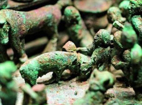 神秘的古滇国出土的文物中 有一件青铜器让人浑身发冷