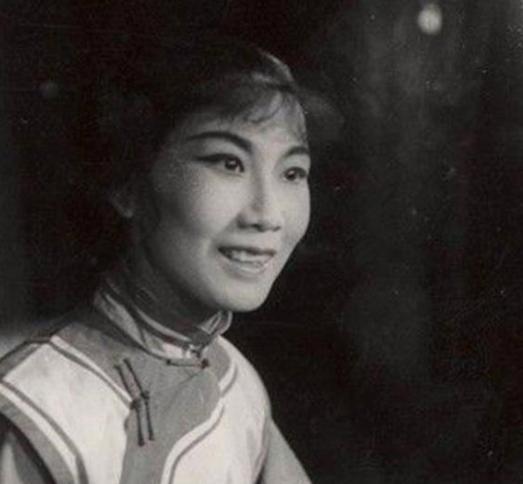 她是"越剧皇后"，被流氓霸占，死前说出八个字
