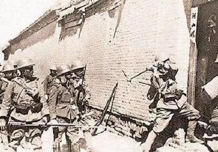 日本鬼子进村杀人放火却因看见一个徐福的墓，立马的磕头撤走