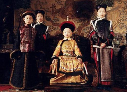 清朝为了防止外戚干权，妃子生的皇子不能自己抚养吗