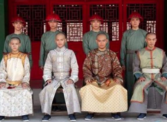 清朝为了防止外戚干权，妃子生的皇子不能自己抚养吗