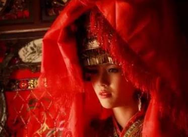 丑女被皇帝纳入后宫，准备临幸时，却写诗激走皇帝