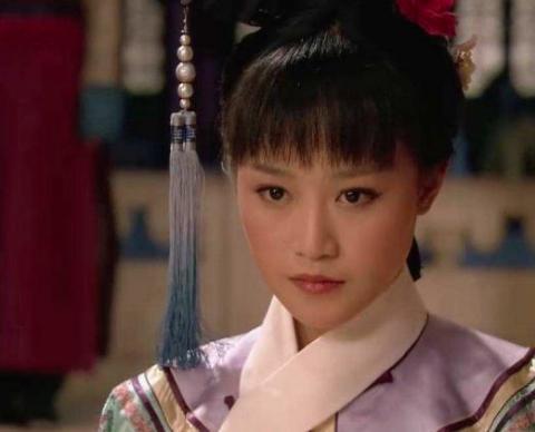 她连续为康熙生下3个儿子，雍正与乾隆都封她为妃