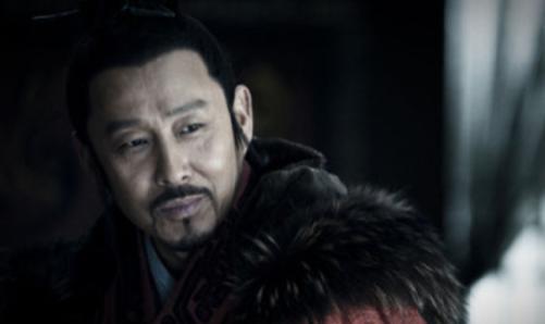 面对打劫的盗贼，陈平慢慢地脱掉衣服，凭借智谋化险为夷