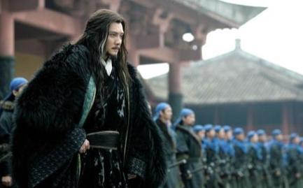 面对打劫的盗贼，陈平慢慢地脱掉衣服，凭借智谋化险为夷