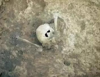 秦始皇死后，后宫全被殉葬，尸骸双腿分开形态诡异