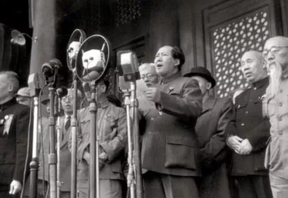 美国总统曾给他打工拎包,死后总理亲自葬八宝山,是真正的黑帮大佬!