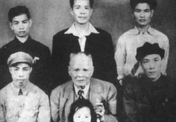 美国总统曾给他打工拎包,死后总理亲自葬八宝山,是真正的黑帮大佬!