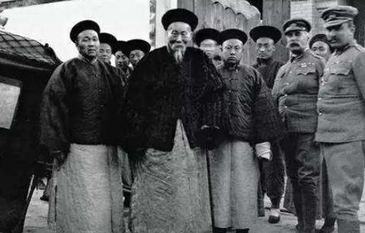 慈禧27岁铲除八大臣，一招把李鸿章驯服