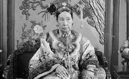 慈禧27岁铲除八大臣，一招把李鸿章驯服