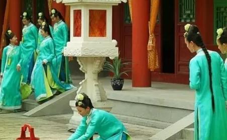 皇帝赏赐宫女，大臣竟挥刀自宫主动做太监