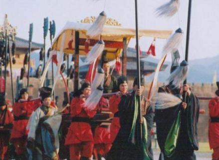 他身为皇帝为了解决了贫富差距 专门干起了劫富济贫