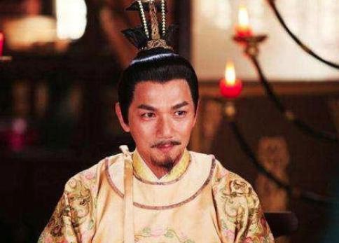 皇帝看到大臣受伤，下旨把二十碗酒喝完