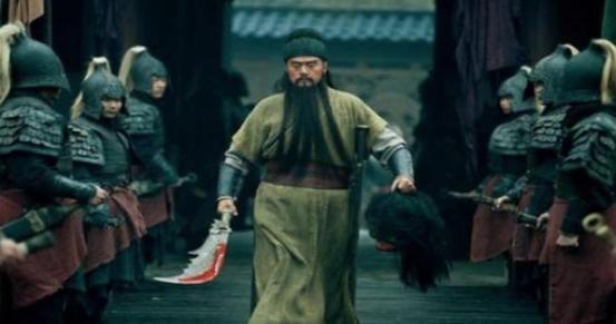 关羽不服马超,想打仗时听了诸葛亮的建议就放弃了